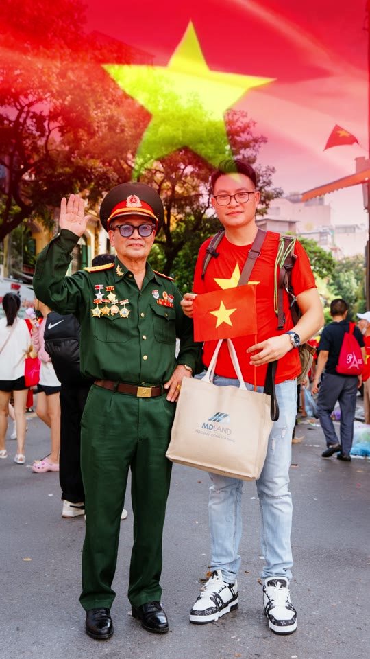 Áo cờ đỏ sao vàng chụp cùng bác cựu chiến binh giữa biển người mừng 2/9