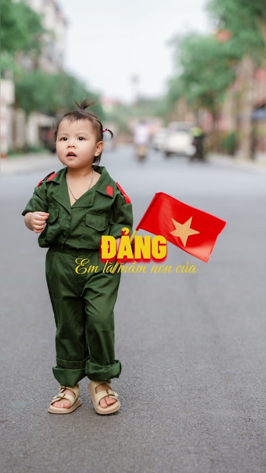 “Em là mầm non của Đảng” — các bé mặc áo lính vẫy cờ giữa phố cờ hoa 2/9