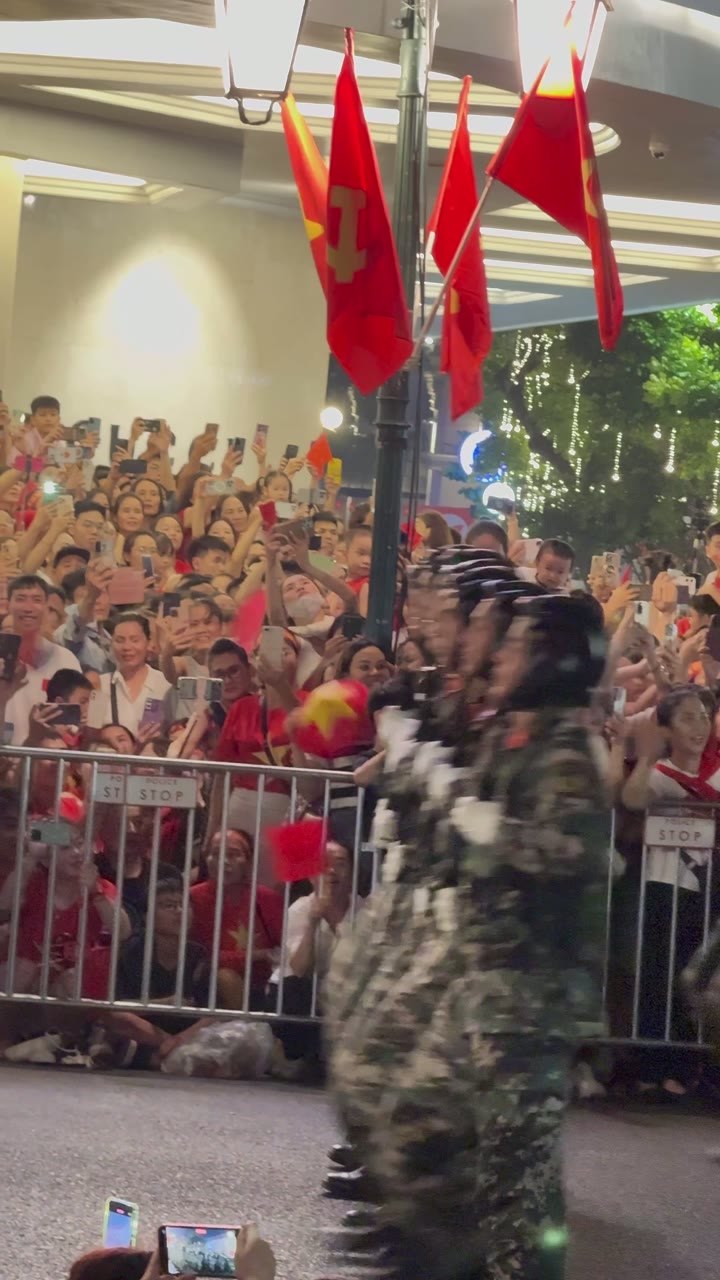 Cả nhà đi xem diễu binh 22/8/2025