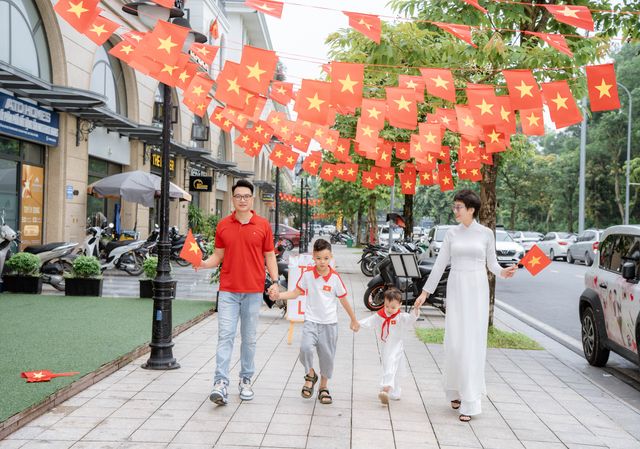 Cả nhà xuống phố cờ hoa mừng Tết Độc Lập — ảnh 4