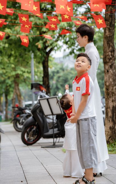 Cả nhà xuống phố cờ hoa mừng Tết Độc Lập — ảnh 5