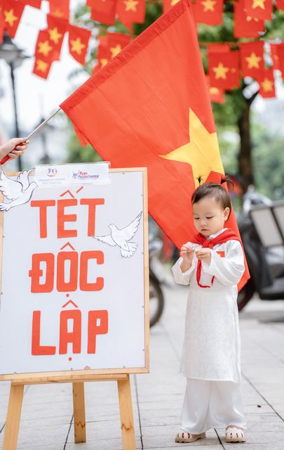 Cả nhà xuống phố cờ hoa mừng Tết Độc Lập