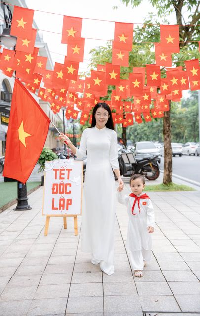Cả nhà xuống phố cờ hoa mừng Tết Độc Lập — ảnh 9