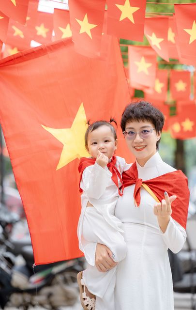Cả nhà xuống phố cờ hoa mừng Tết Độc Lập — ảnh 11