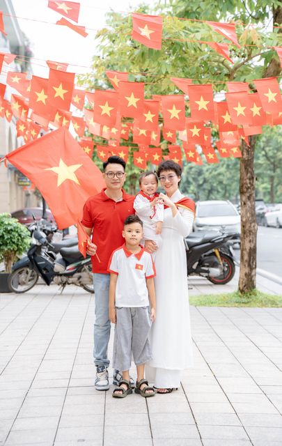 Cả nhà xuống phố cờ hoa mừng Tết Độc Lập