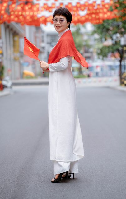 Áo dài trắng, khăn rằn đỏ giữa rừng cờ Tổ quốc — ảnh 17