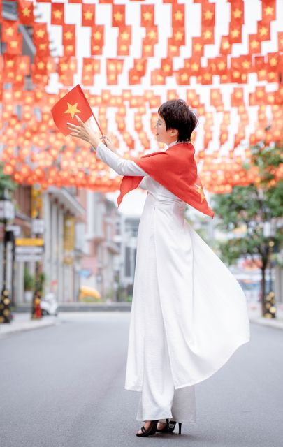 Áo dài trắng, khăn rằn đỏ giữa rừng cờ Tổ quốc — ảnh 18