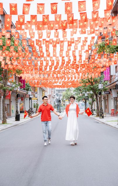 Áo dài trắng, khăn rằn đỏ giữa rừng cờ Tổ quốc