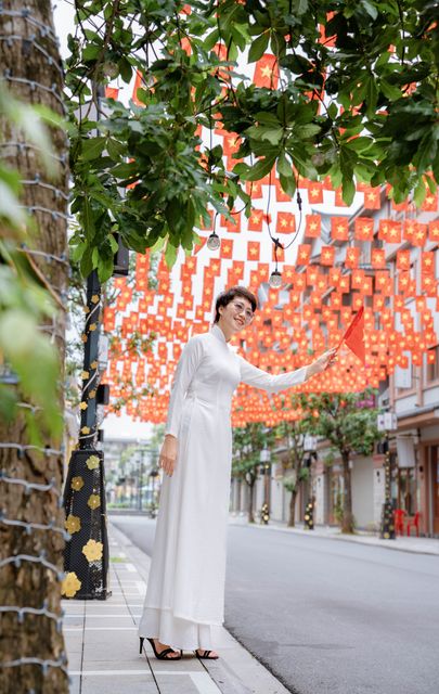 Áo dài trắng, khăn rằn đỏ giữa rừng cờ Tổ quốc — ảnh 21
