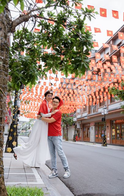 Áo dài trắng, khăn rằn đỏ giữa rừng cờ Tổ quốc — ảnh 22