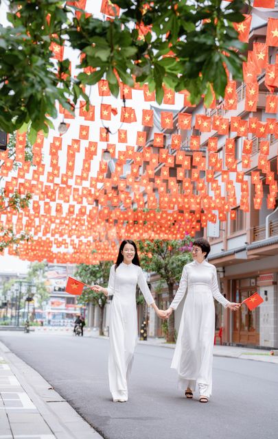 Áo dài trắng, khăn rằn đỏ giữa rừng cờ Tổ quốc — ảnh 23
