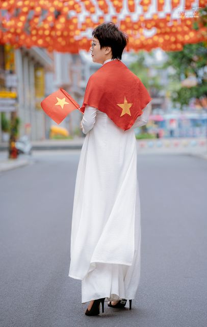 Áo dài trắng, khăn rằn đỏ giữa rừng cờ Tổ quốc