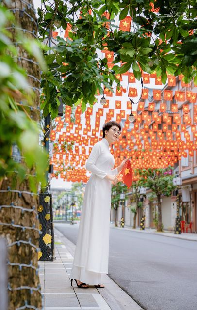 Áo dài trắng, khăn rằn đỏ giữa rừng cờ Tổ quốc — ảnh 29
