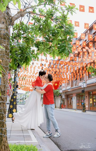 Áo dài trắng, khăn rằn đỏ giữa rừng cờ Tổ quốc — ảnh 30