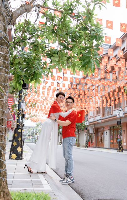 Áo dài trắng, khăn rằn đỏ giữa rừng cờ Tổ quốc — ảnh 31