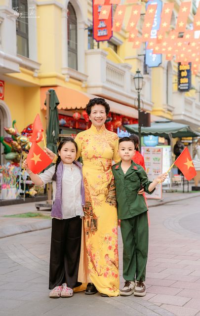 Cờ đỏ sao vàng rợp trời The Venice — Ocean Park 3