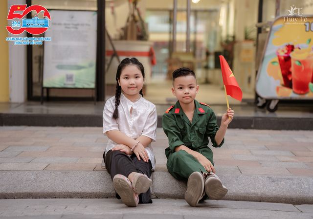 Ba thế hệ trên con phố treo cờ mừng Quốc Khánh — ảnh 57