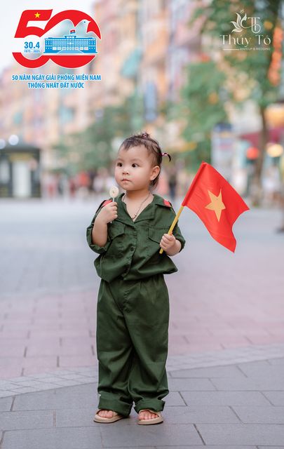 Ba thế hệ trên con phố treo cờ mừng Quốc Khánh