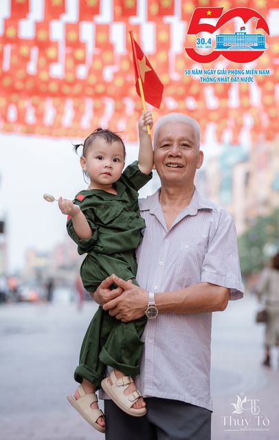 Ba thế hệ trên con phố treo cờ mừng Quốc Khánh — ảnh 59