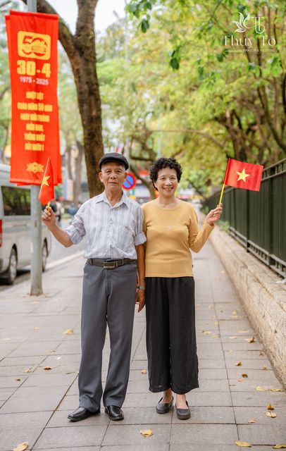 Phướn đỏ dọc vỉa hè mừng ngày Thống nhất 30/4 — ảnh 63