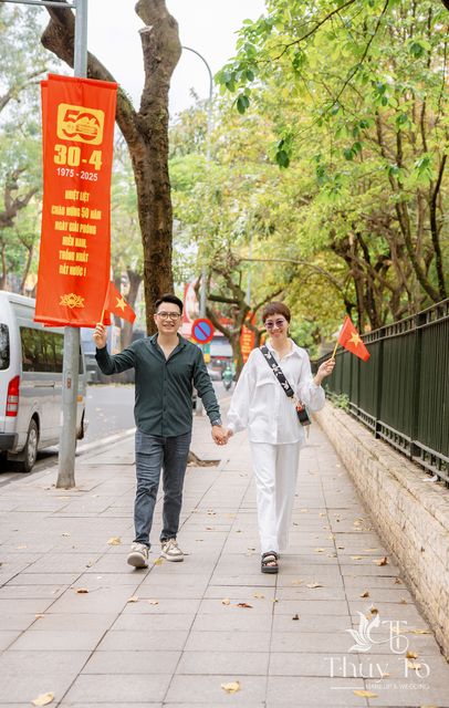 Phướn đỏ dọc vỉa hè mừng ngày Thống nhất 30/4 — ảnh 64