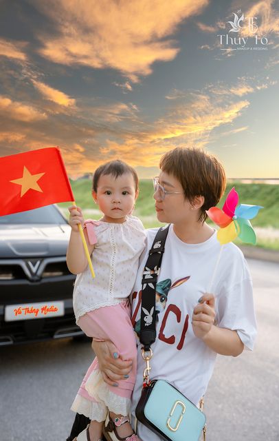 Bé Quỳnh Anh giữa đồng bông lau và sân trường — ảnh 72