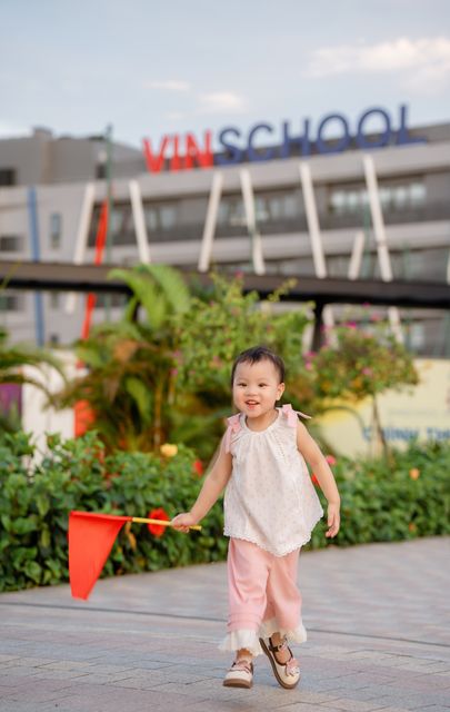 Bé Quỳnh Anh giữa đồng bông lau và sân trường — ảnh 73