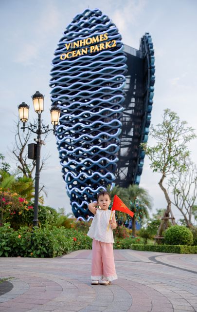 Bé Quỳnh Anh giữa đồng bông lau và sân trường — ảnh 74