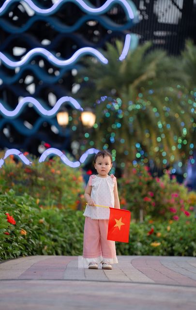 Bé Quỳnh Anh giữa đồng bông lau và sân trường — ảnh 75