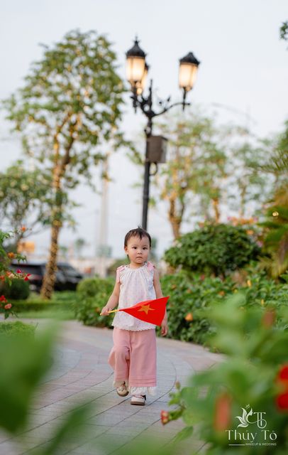 Bé Quỳnh Anh giữa đồng bông lau và sân trường — ảnh 76