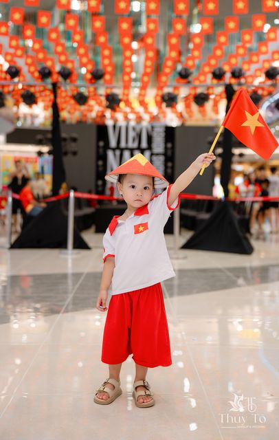Bé Quỳnh Anh mừng Quốc Khánh ở trung tâm thương mại