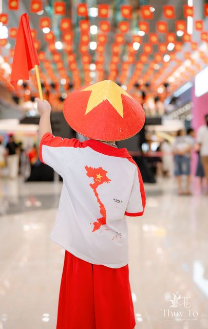 Bé Quỳnh Anh mừng Quốc Khánh ở trung tâm thương mại — ảnh 79