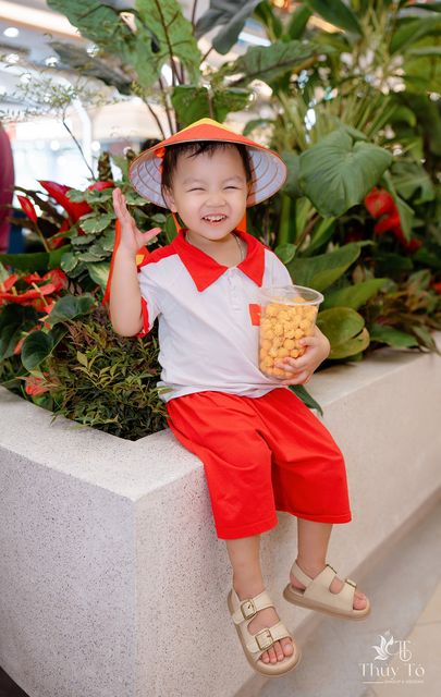 Bé Quỳnh Anh mừng Quốc Khánh ở trung tâm thương mại — ảnh 80