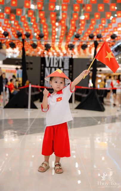 Bé Quỳnh Anh mừng Quốc Khánh ở trung tâm thương mại