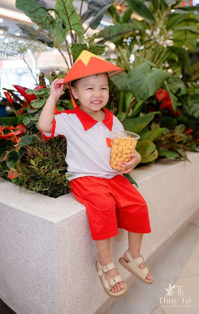 Bé Quỳnh Anh mừng Quốc Khánh ở trung tâm thương mại — ảnh 85