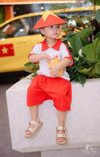 Bé Quỳnh Anh mừng Quốc Khánh ở trung tâm thương mại — ảnh 89