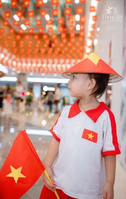 Bé Quỳnh Anh mừng Quốc Khánh ở trung tâm thương mại