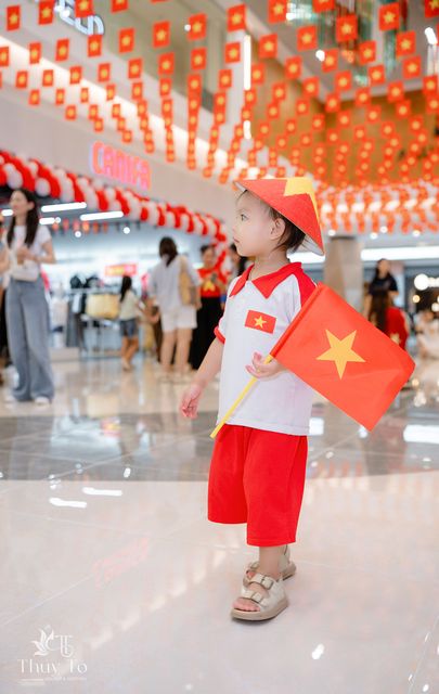 Bé Quỳnh Anh mừng Quốc Khánh ở trung tâm thương mại — ảnh 91