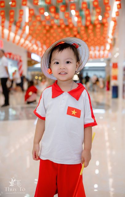 Bé Quỳnh Anh mừng Quốc Khánh ở trung tâm thương mại — ảnh 92