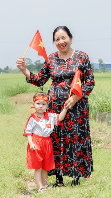 Bà và cháu trên cánh đồng lúa quê nhà — ảnh 101