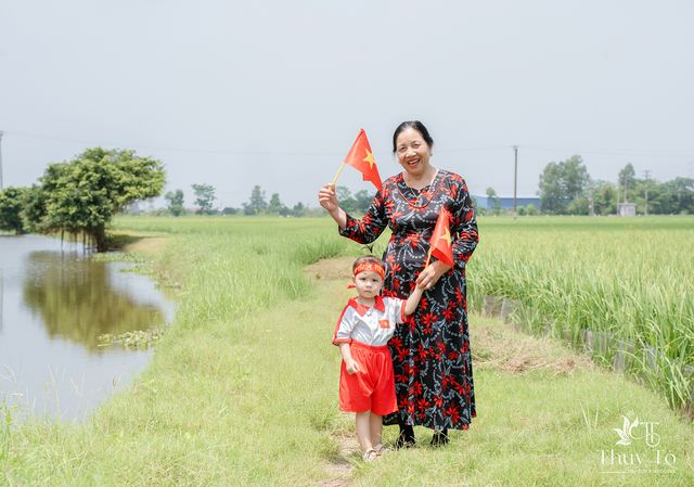 Bà và cháu trên cánh đồng lúa quê nhà — ảnh 102
