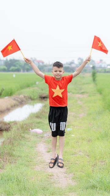 Bà và cháu trên cánh đồng lúa quê nhà — ảnh 104