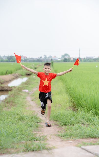 Bà và cháu trên cánh đồng lúa quê nhà — ảnh 105
