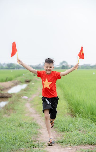 Bà và cháu trên cánh đồng lúa quê nhà — ảnh 106