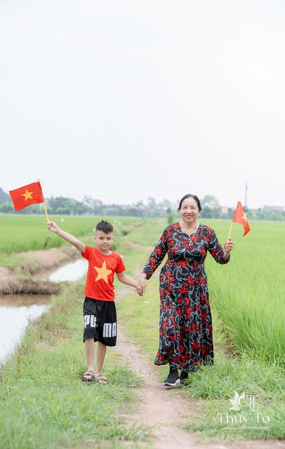 Bà và cháu trên cánh đồng lúa quê nhà — ảnh 107