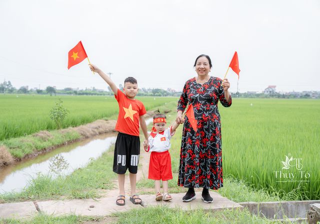 Bà và cháu trên cánh đồng lúa quê nhà — ảnh 108