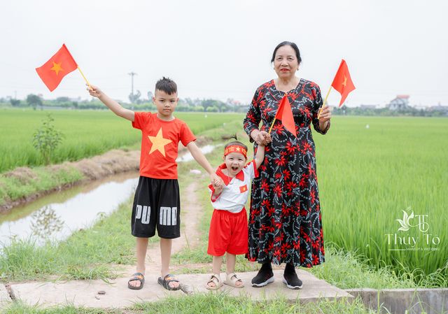 Bà và cháu trên cánh đồng lúa quê nhà — ảnh 109