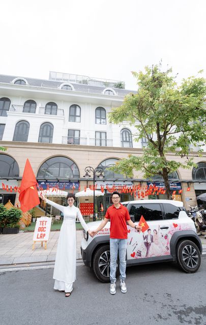 Lá cờ lớn và tà áo dài bên chiếc xe hoa