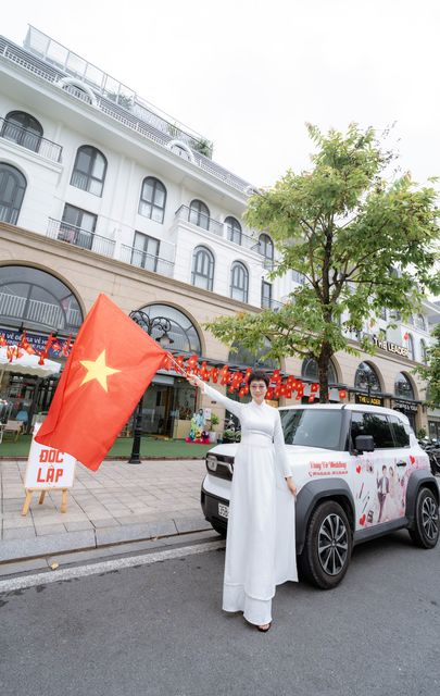 Lá cờ lớn và tà áo dài bên chiếc xe hoa — ảnh 111