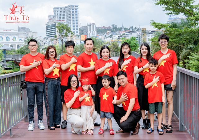 Gia đình bên cầu gỗ Hạ Long, cờ đỏ trên tay — ảnh 114